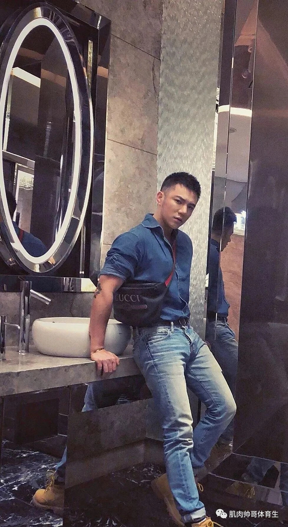 自信的男孩子,寸头帅气体育生小哥哥#体育生# #肌肉型男# #型男帅哥#