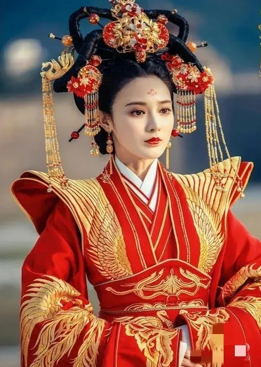 徽墨,云冀凤羽扇,藕丝步云履,凤冠霞岐