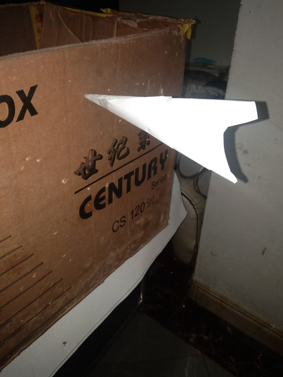 根据能量君的图纸做的镖型纸飞机(威力比较大,千万不要对着人或动物打