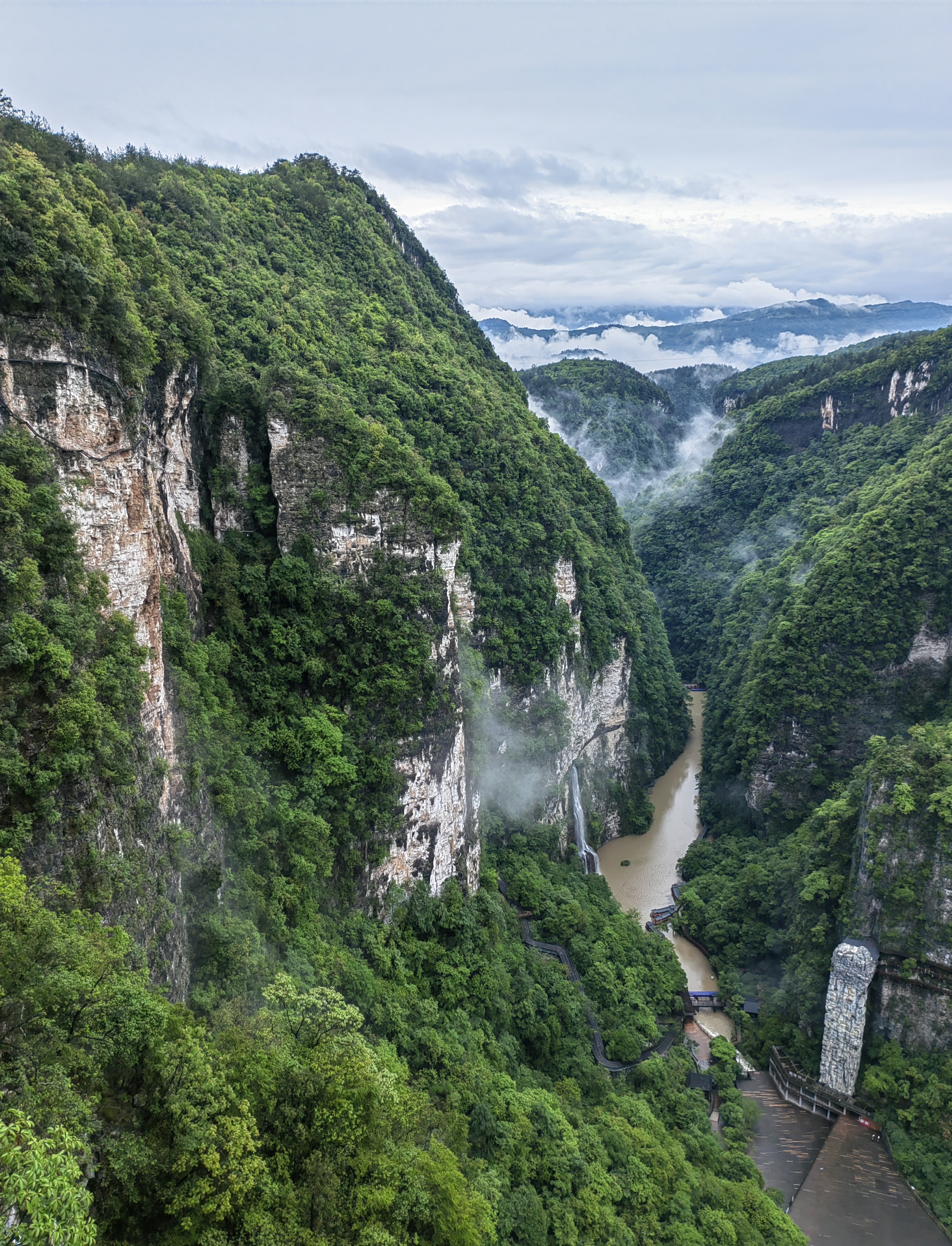 五一第三天跟着旅行团一大早奔赴张家界大峡谷,到的时候景区还没有