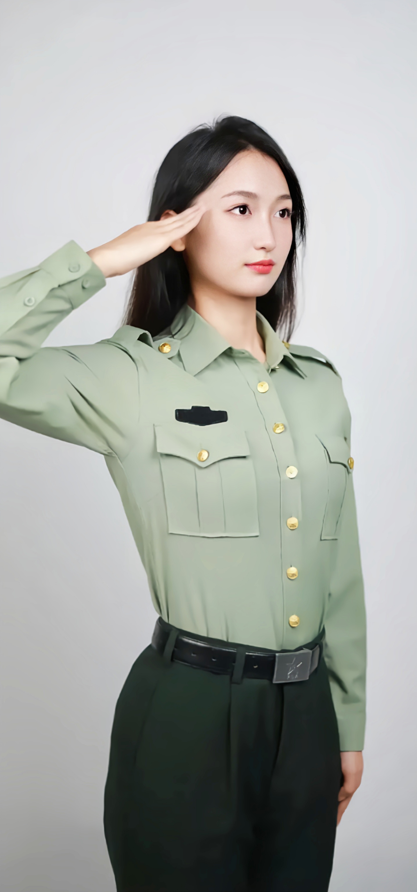 戎装丽人,英姿勃发的女士95,身穿墨绿的军装,挺拔的身影仿佛在述说