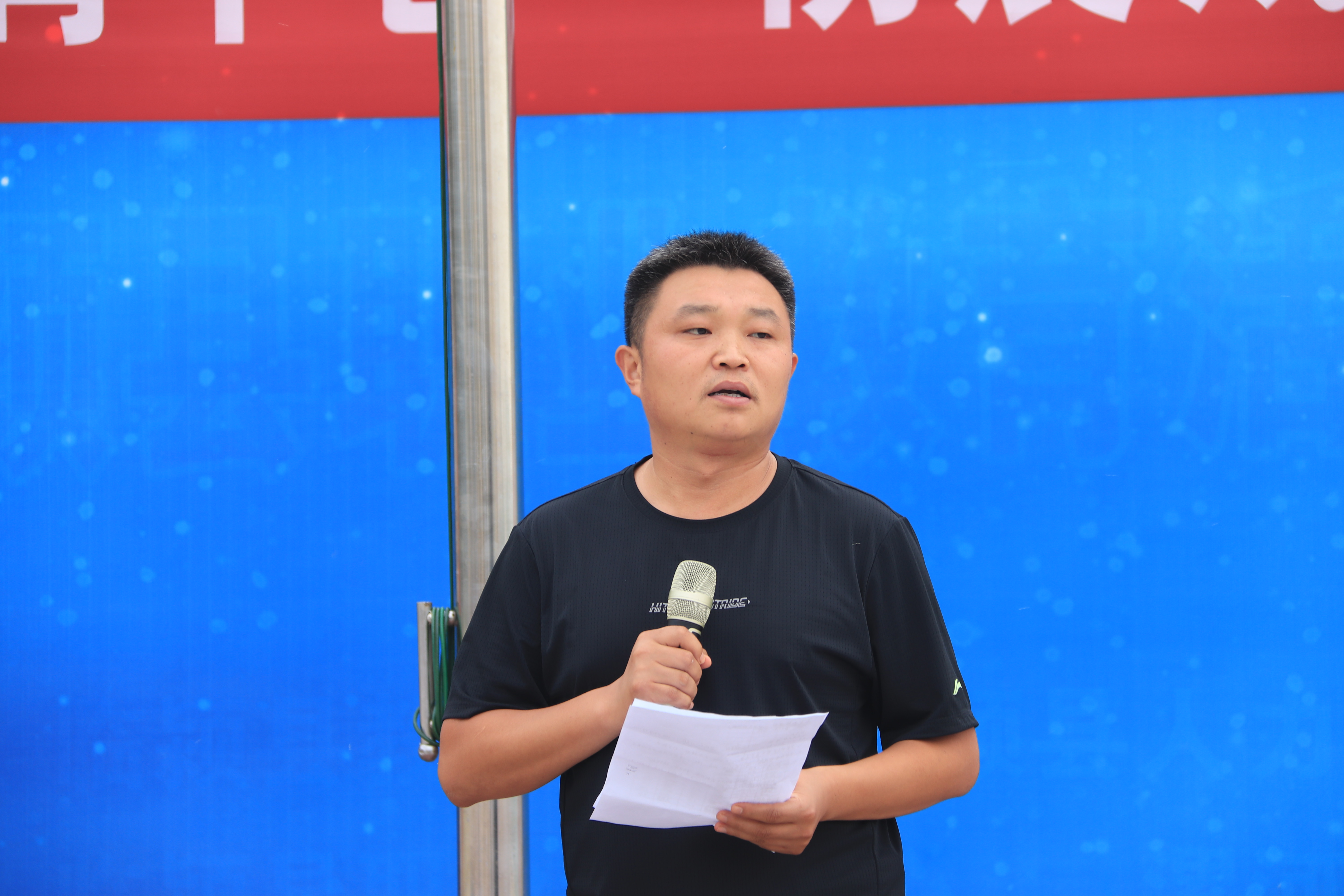 看着鲜艳的五星红旗冉冉升起,感受到了祖国的强大和身为中国人的自豪