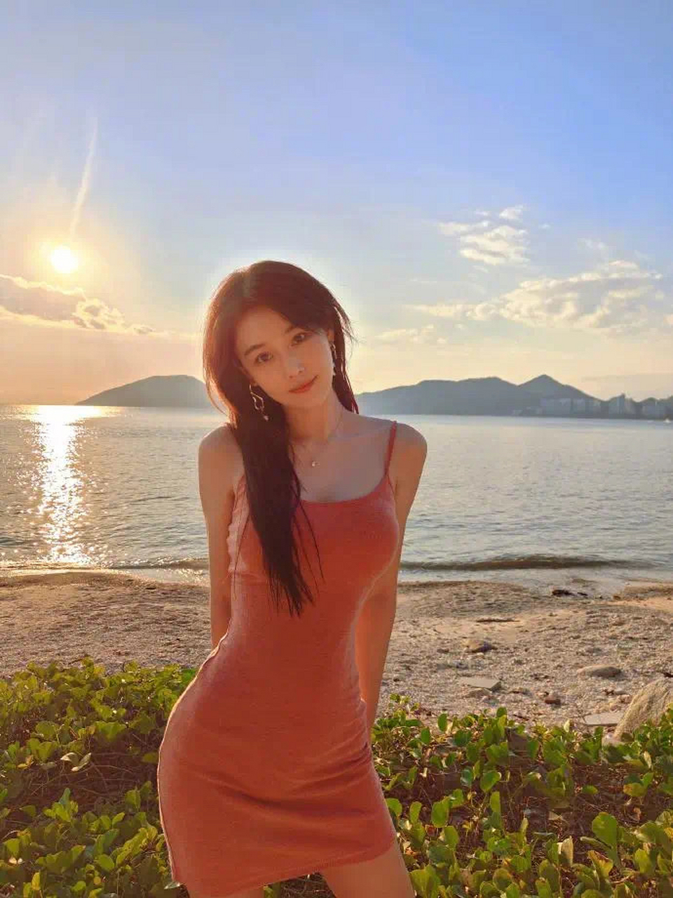 张馨予拍摄写真,穿内衣秀事业线,因身份被吐槽穿着太露不得体#气质女