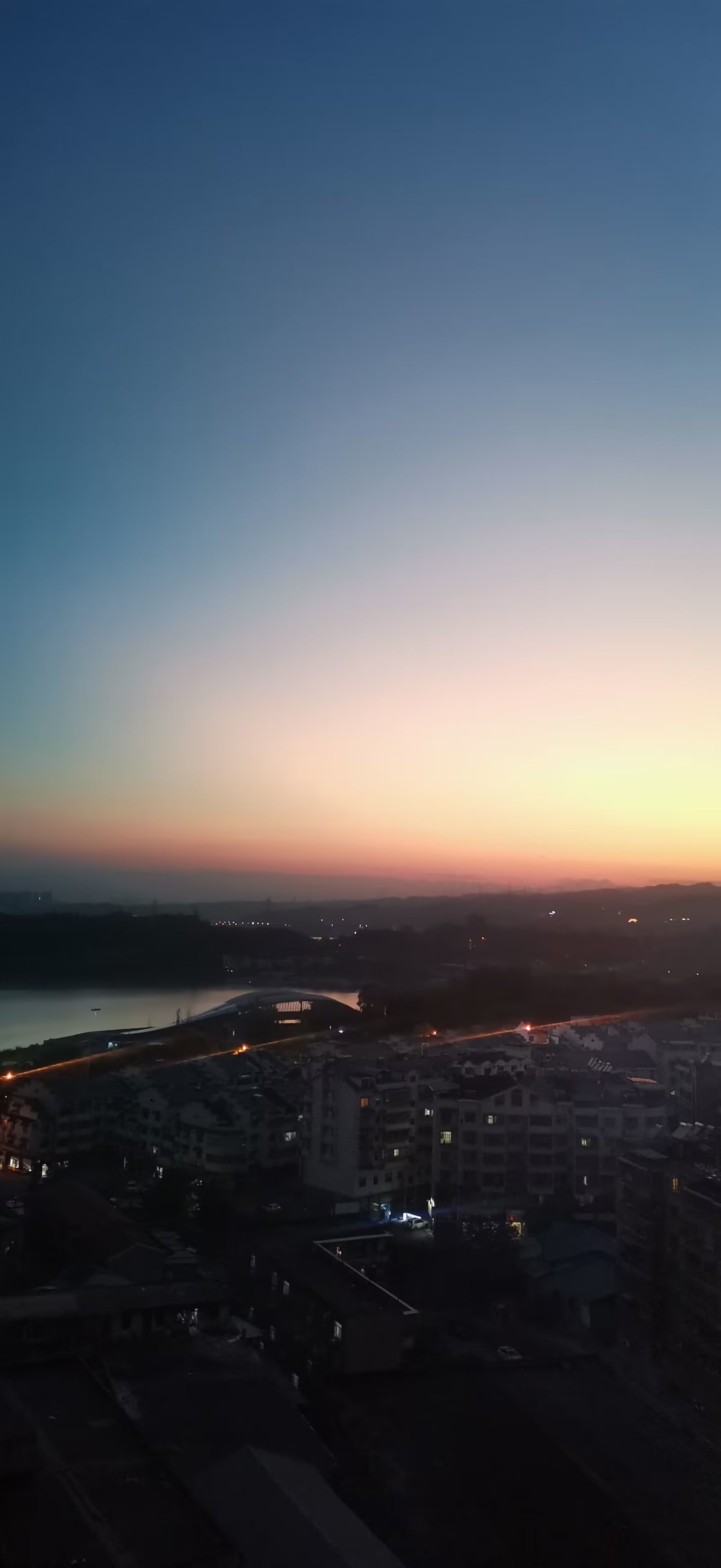 天空的色彩如调色盘般绚丽,从湛蓝渐变至橙红,再悄然融入深紫,仿佛