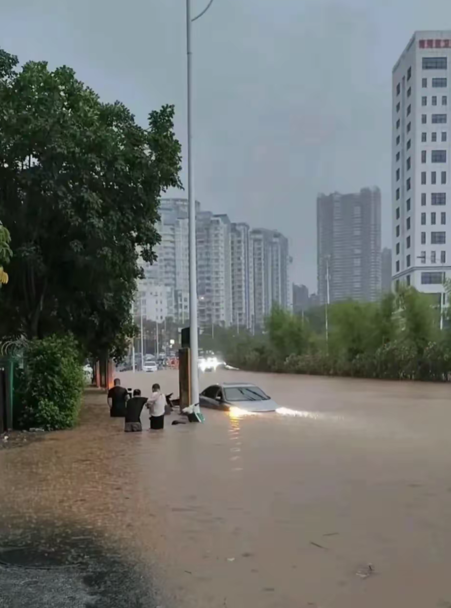 南宁突降特大暴雨,城市严重内涝谁之过?