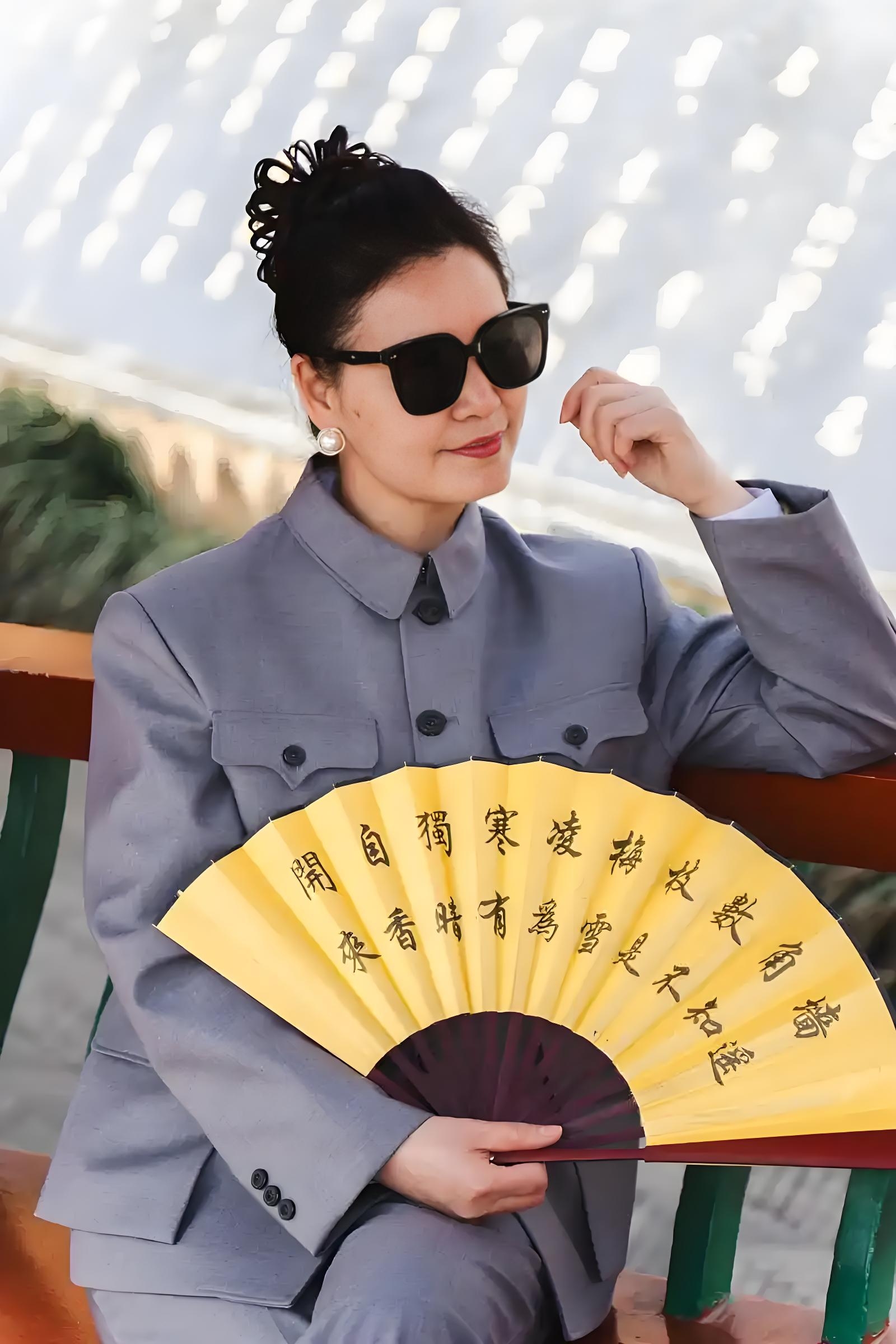 的美女照片女生中山装照片中山装女士央视主持人统一穿中山装图片竖屏