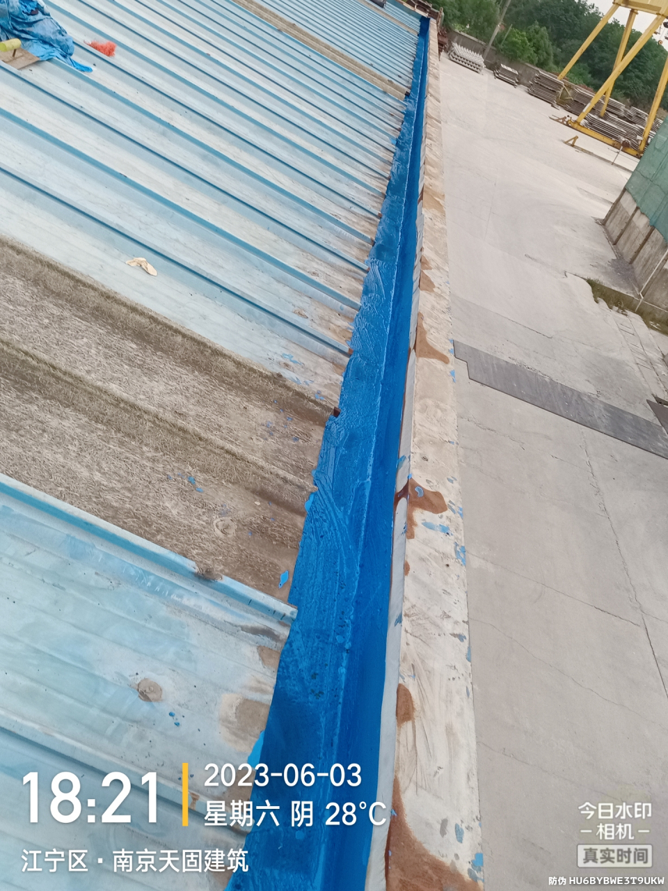 彩钢瓦天沟防腐,清理天沟垃圾,铲除天沟腐蚀专用设备打磨,清理干净
