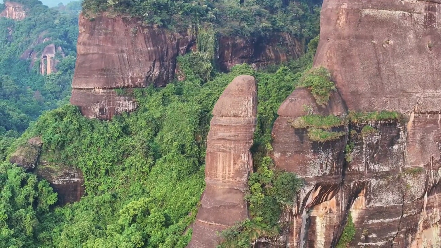 阳元石是广东省韶关市丹霞山风景区内的一处标志性自然景观,以其独特