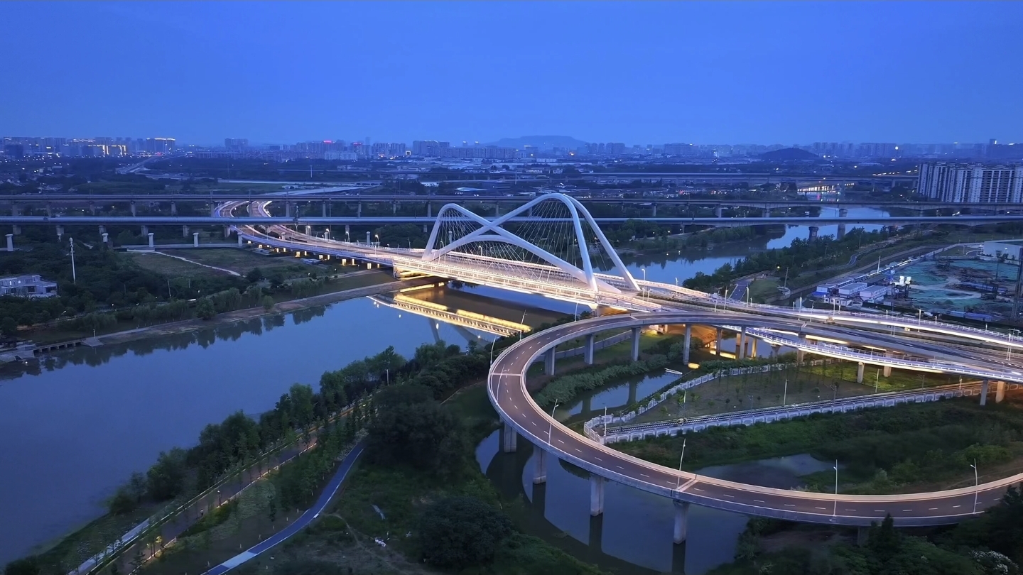 秦淮湾大桥,正式名称为承天大道跨外秦淮河大桥,位于南京市南部新城