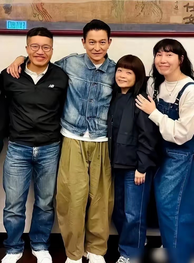 3月20日刘德华聚餐状态引热议 3月20号晚上,63岁刘德华在香港庙街兴记