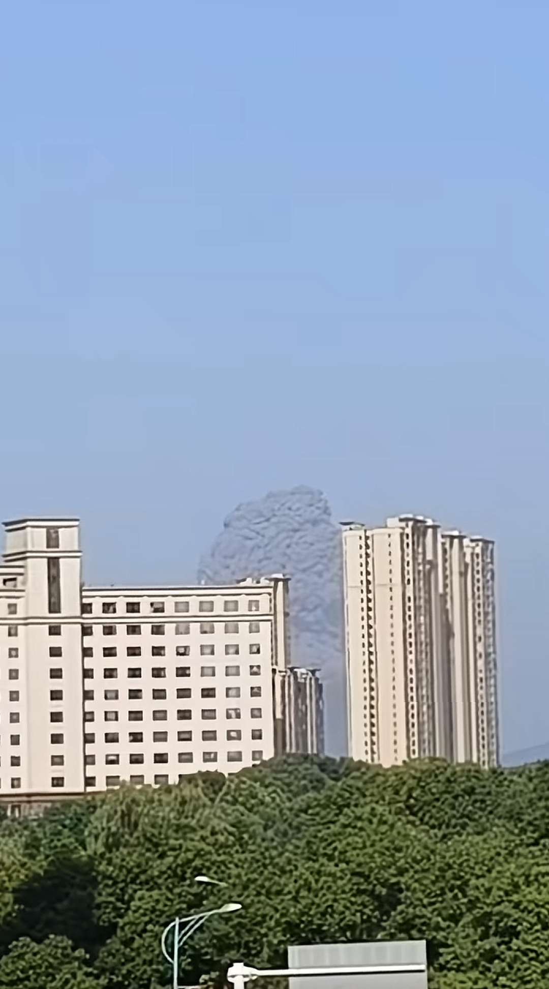 很难想象,这是国内一家花炮厂发生的爆炸,不知情的还以为是战火烧到家