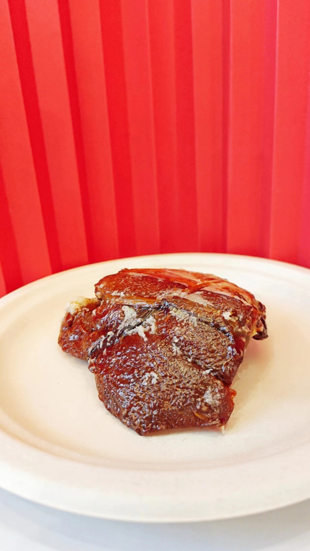 东坡肉,又名滚肉,东坡焖肉,是眉山和江南地区的特色传统名菜.