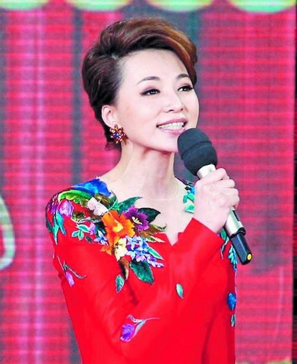 2009年春晚,董卿在播报节目《五官新说》时,误把表演者马东的名字报成