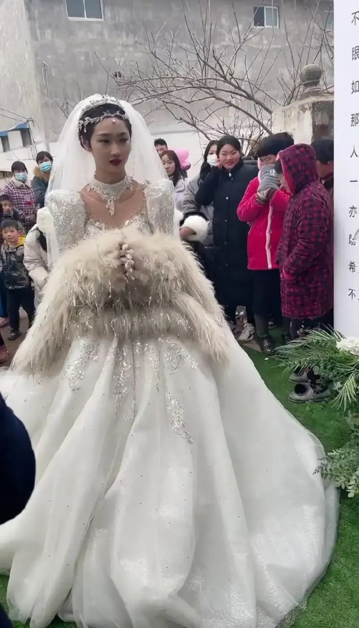 在安徽阜阳,一位美丽的新娘子在网上走红.