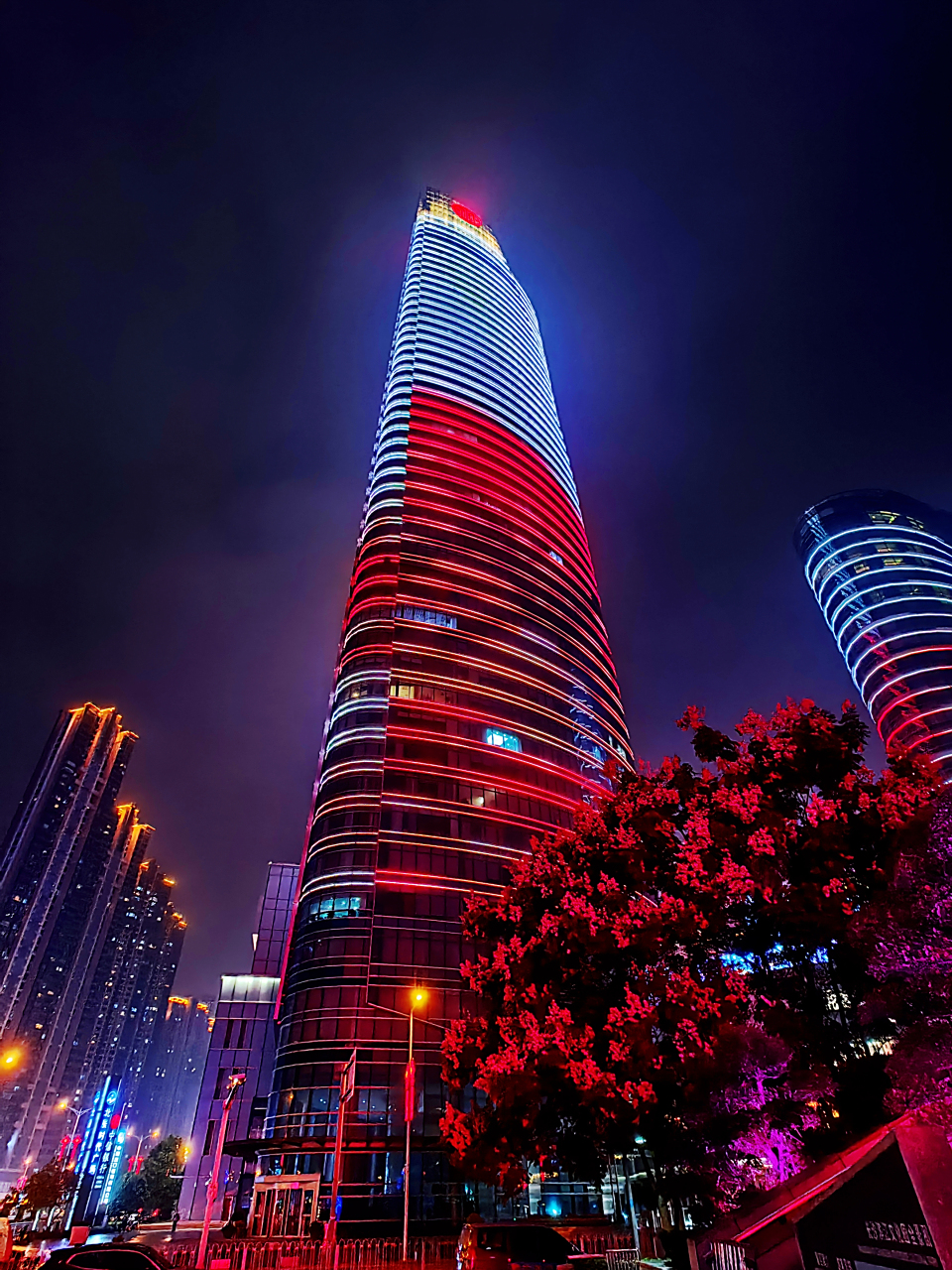 北辰三角洲位于长沙市开福区,湘江与浏阳河交汇处,崭新的地标性建筑群