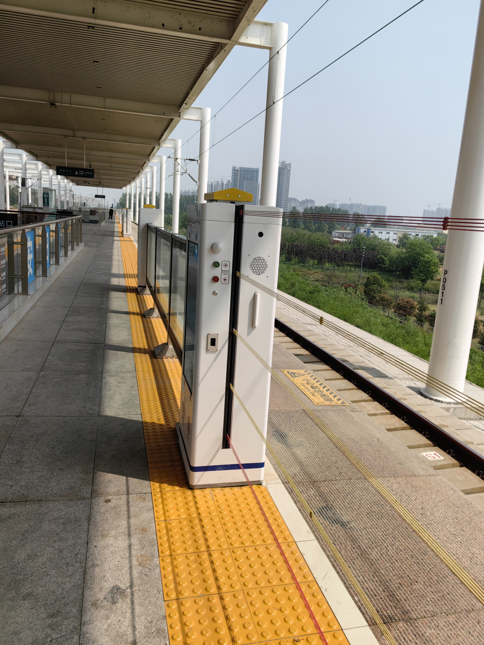 安阳东站.咱不是专家,也看不太懂:这是在盲道上面又加了一道护栏?