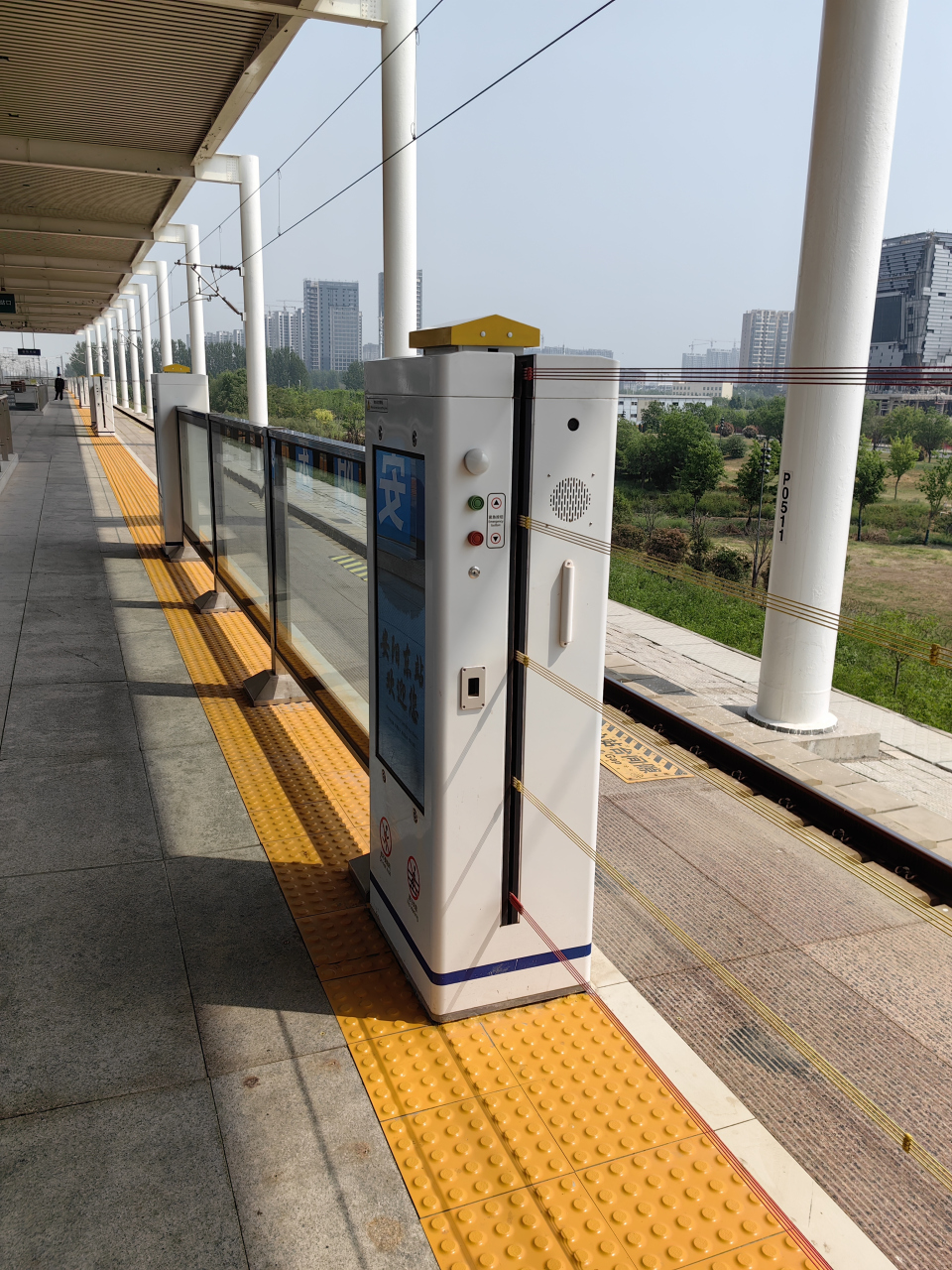 安阳东站.咱不是专家,也看不太懂:这是在盲道上面又加了一道护栏?