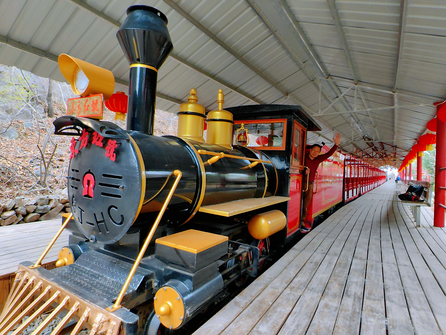 中国旅游日# 京西双龙峡有一辆网红小火车,据说是北京景区中唯一的