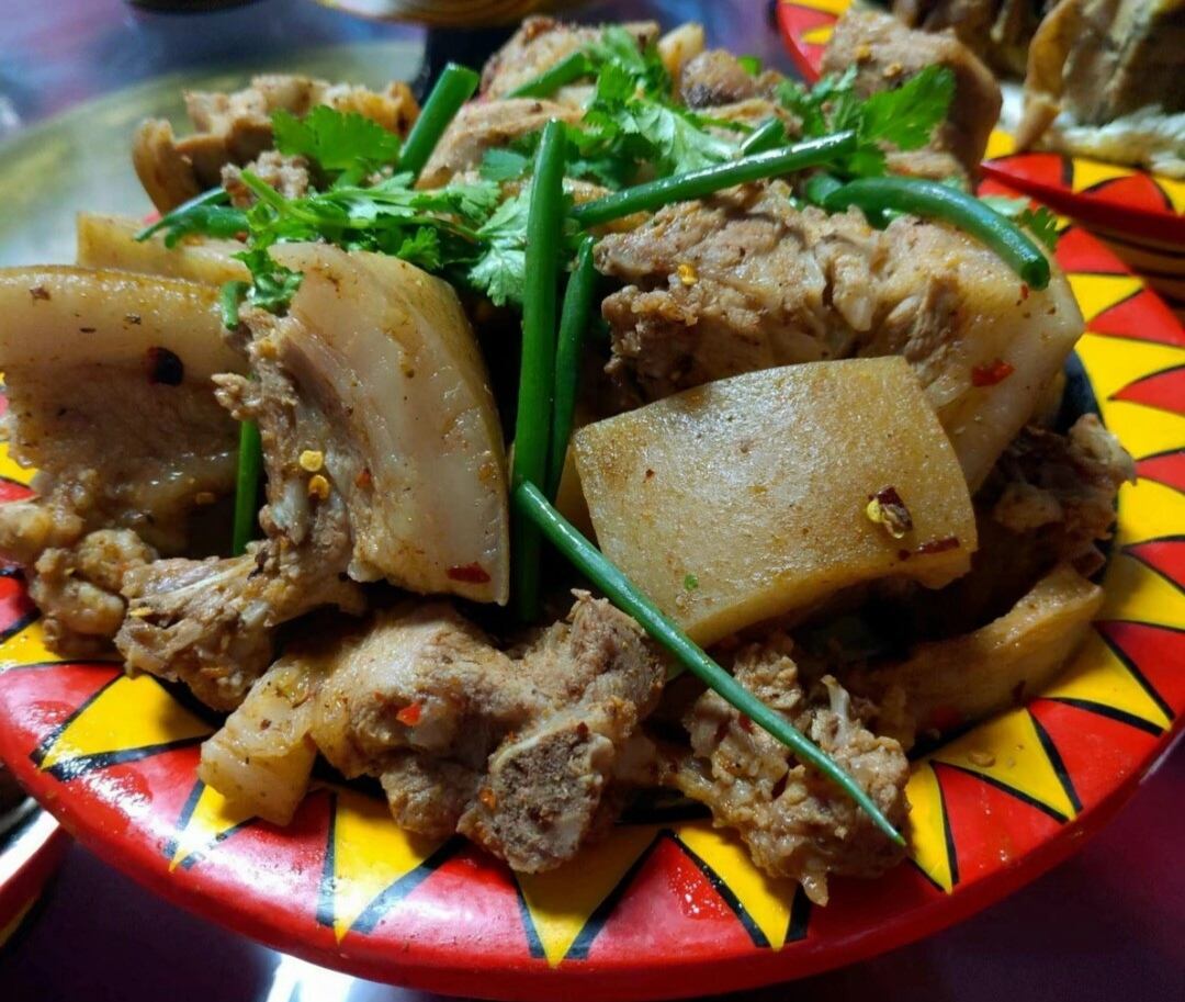 凉山彝族正宗的坨坨肉上桌,香气四溢,肉质鲜嫩多汁,每一口都是对味蕾