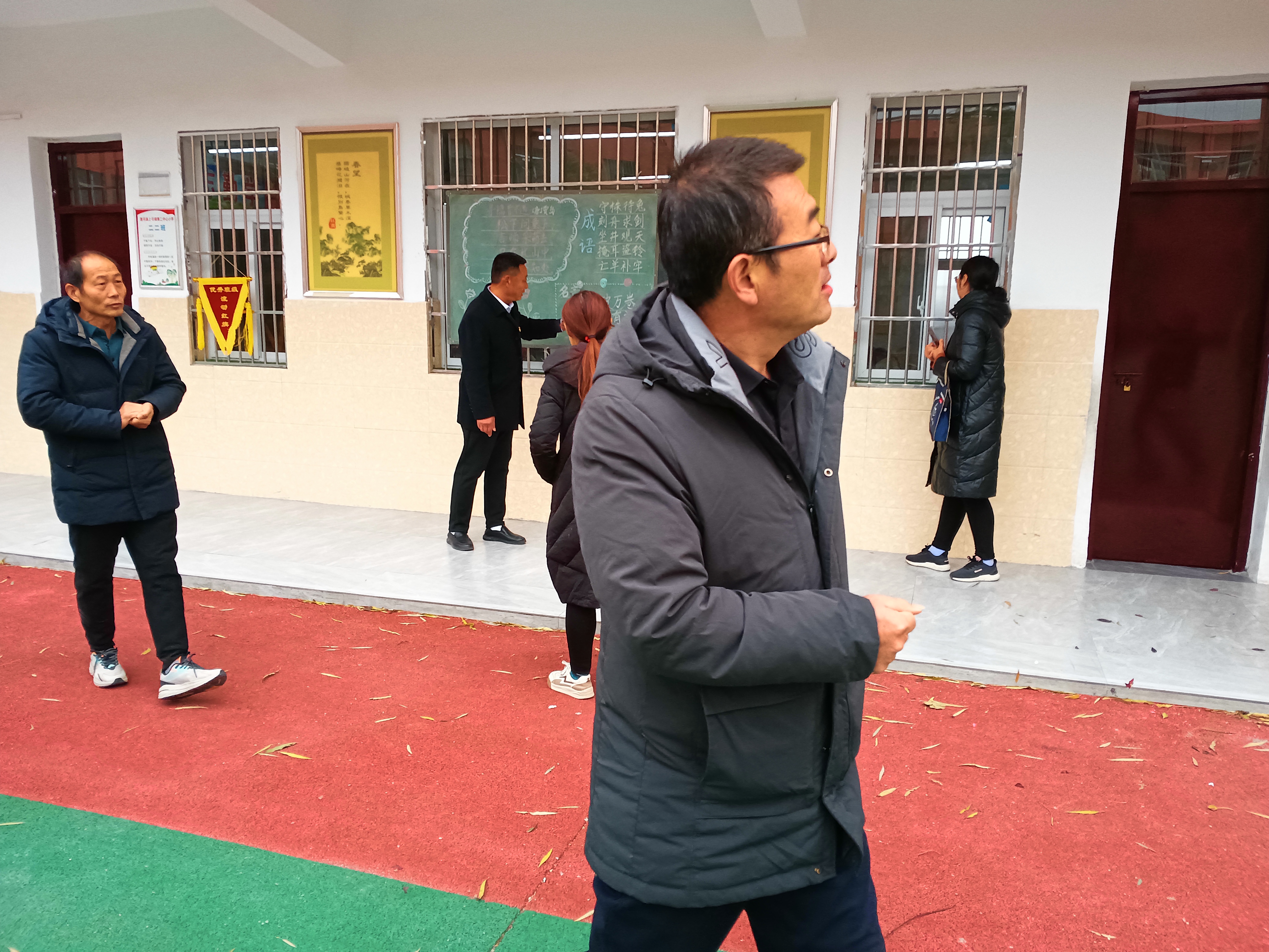 中小学校长及各校班子成员深入到上屯镇学习上屯先进的内涵管理方法