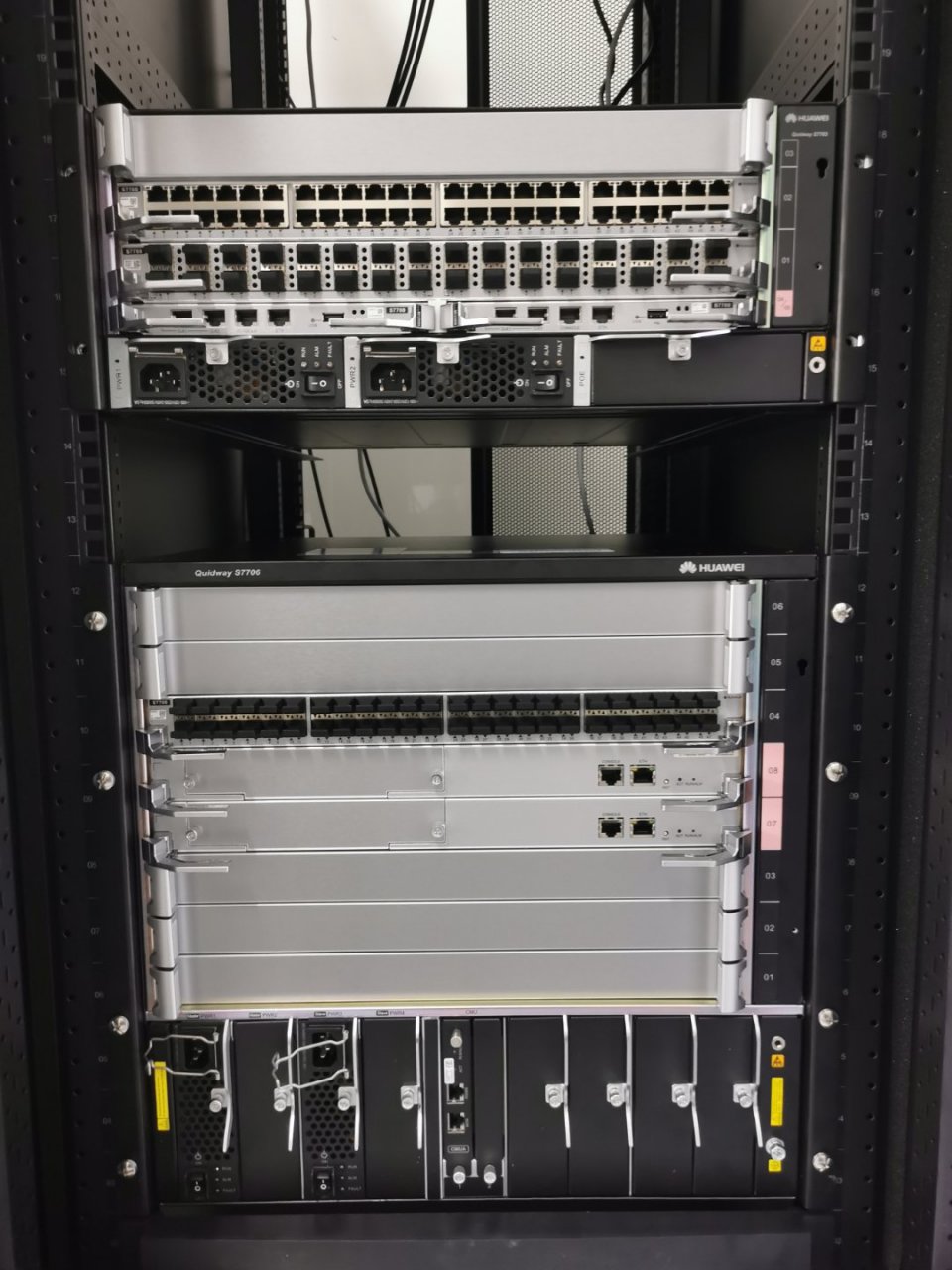 华为框式核心交换机s7706上架中,现在弱电系统中,基本上都是网络架构