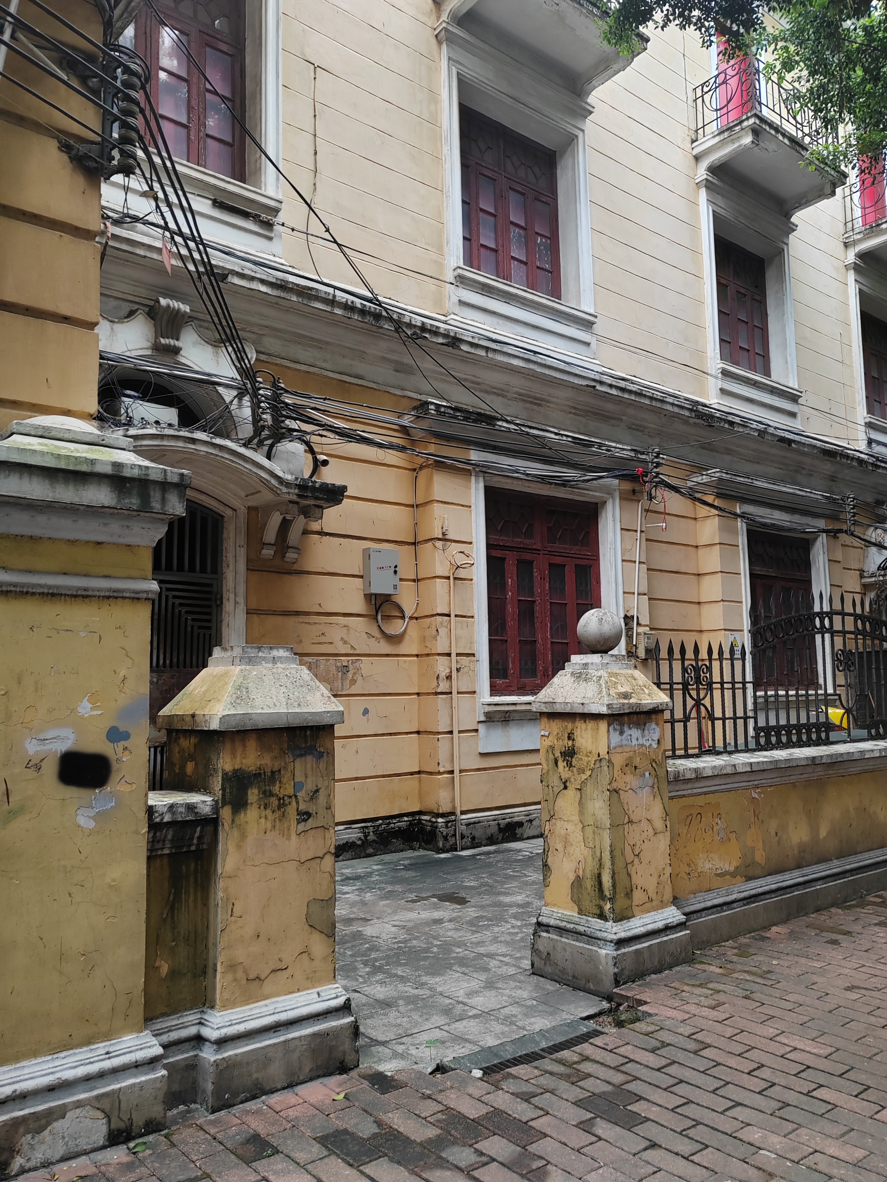 广州越秀区的白云楼,伟大作家鲁迅,曾居住在这里.