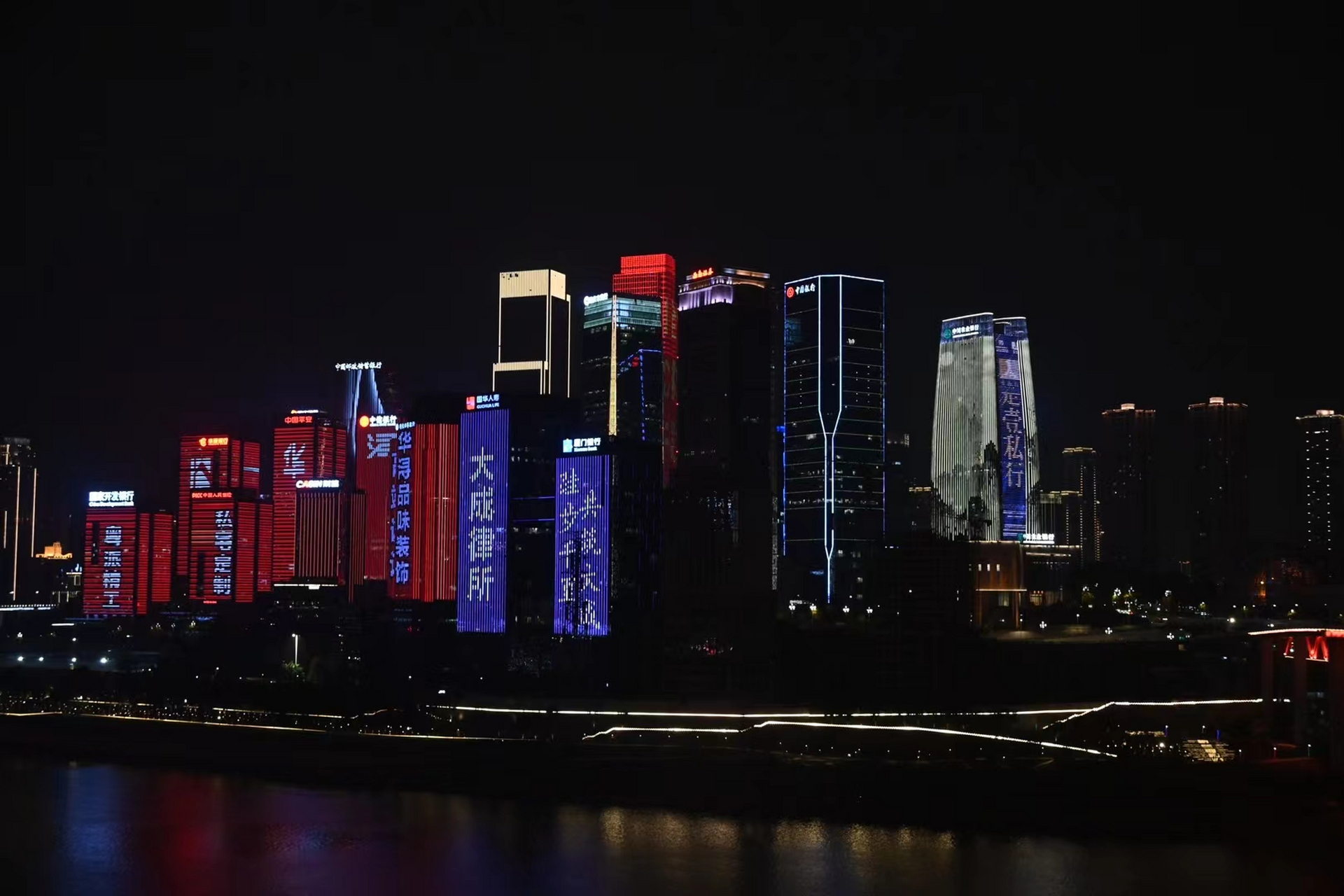 发文集龍卡瓜分百万现金#  78夜晚的城市,高楼耸立,灯光璀璨,仿佛