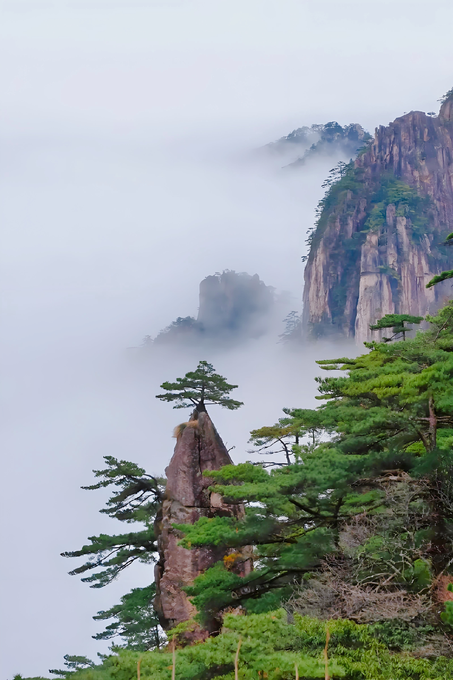 奇峰峻石绘壮美 花岗岩地貌醉游人          在千姿百态的旅游地貌中