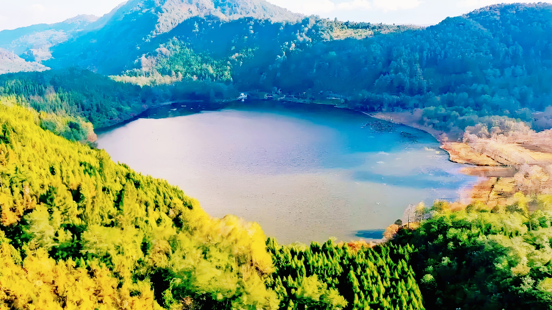 火山口湖:大地的深情凝眸