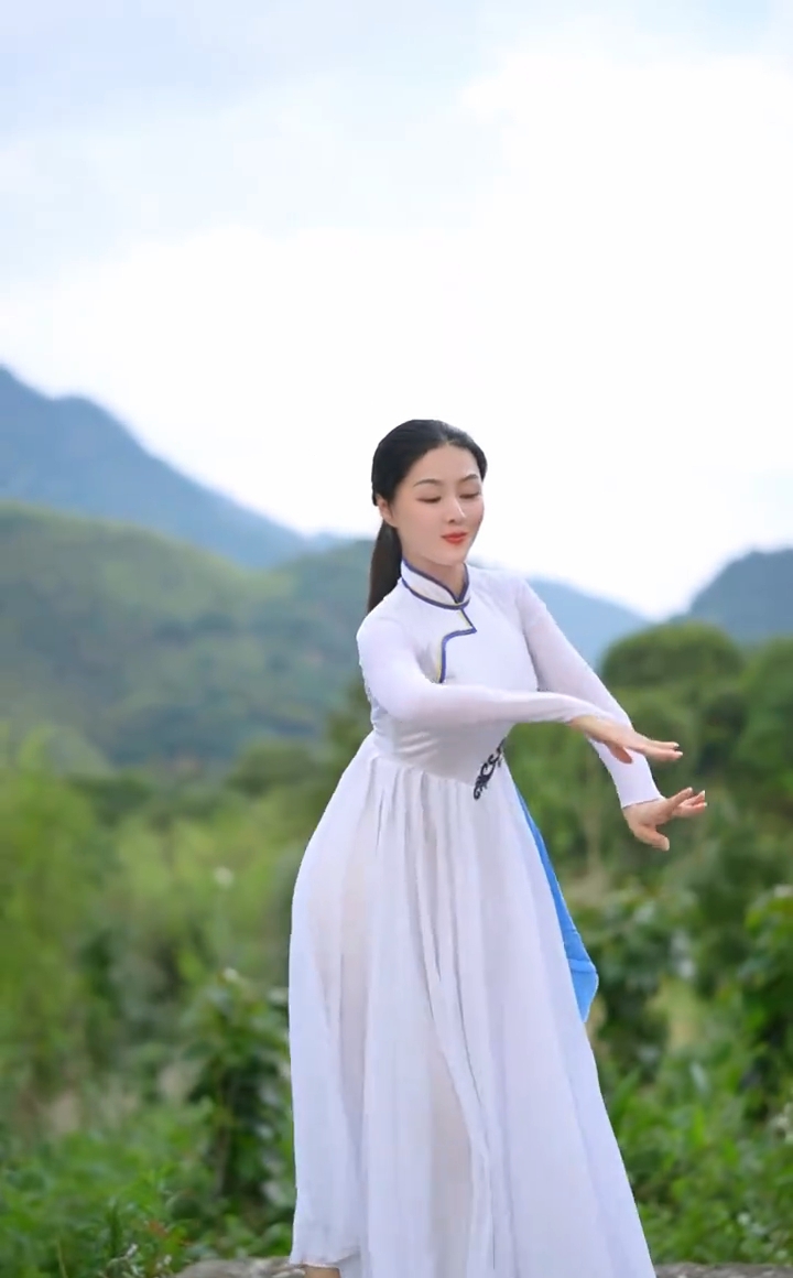 好的音乐相伴,舞蹈迷人.手脚温柔似于天仙女,人看人陶醉