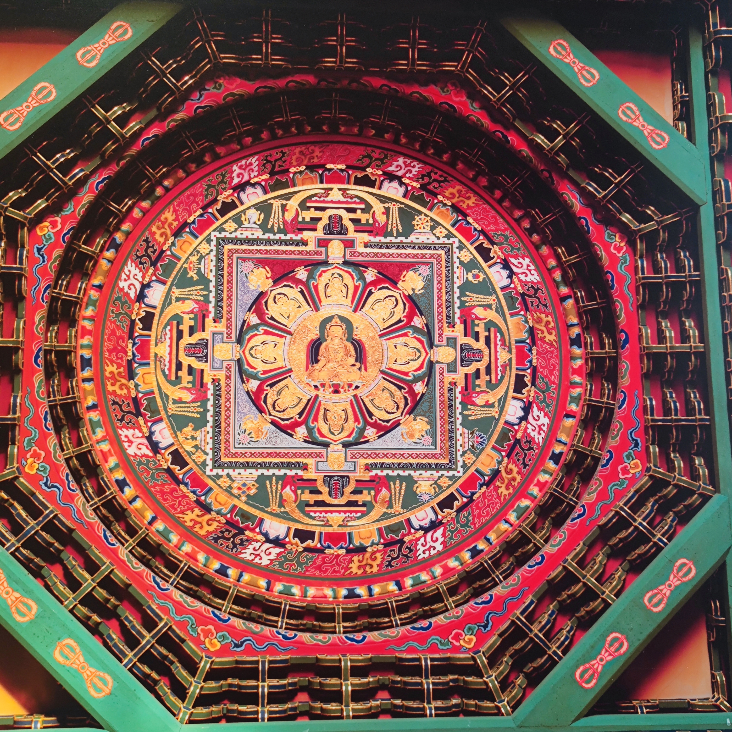 模式口村北翠微山南麓,明正统八年建成,明英宗钦赐寺额"法海禅寺"