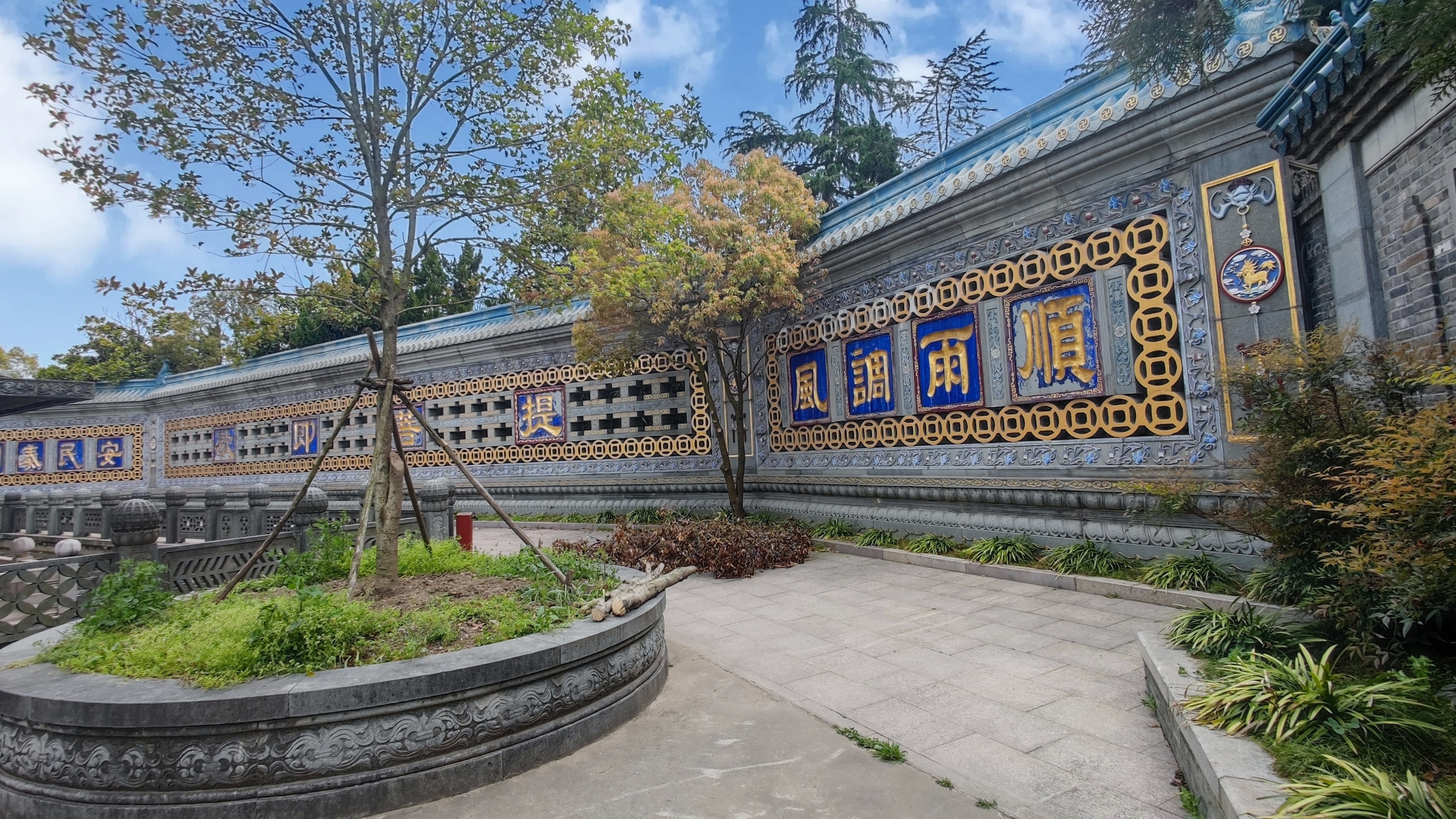 天中塔顶眺瓜洲 高旻凡僧只佛书 高旻寺位于扬州市南郊古运河与仪扬河