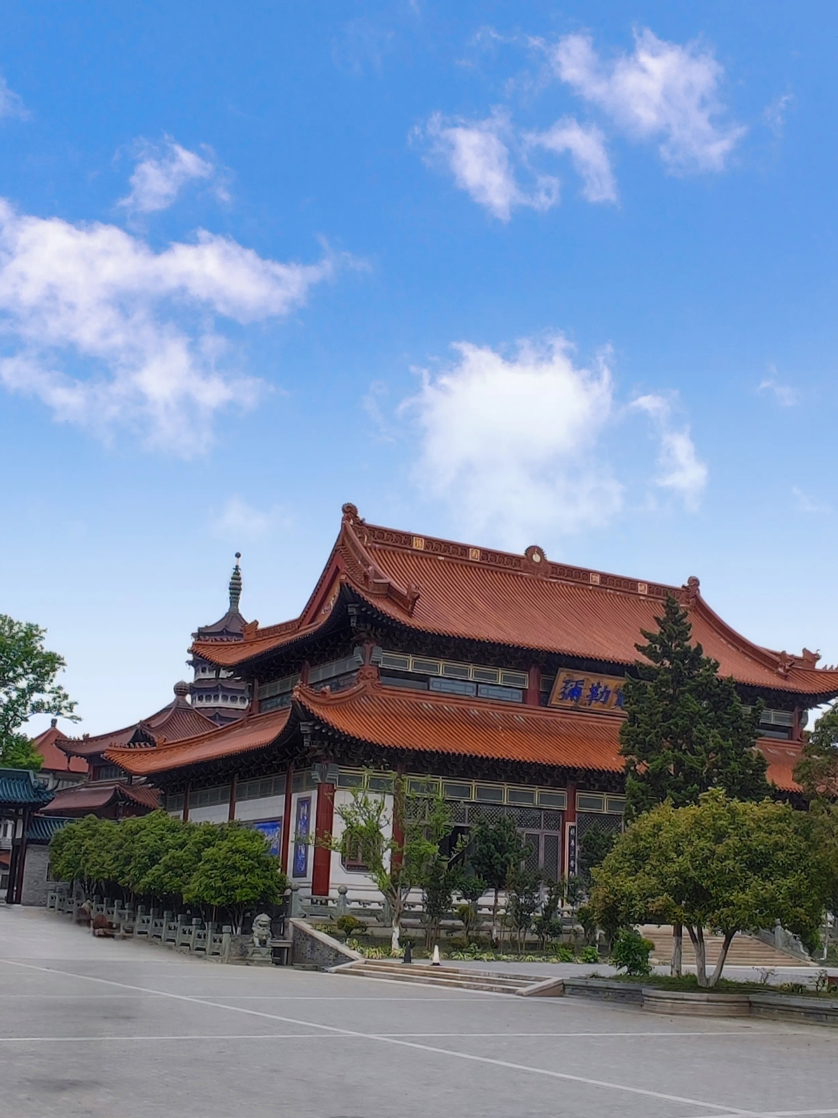 天中塔顶眺瓜洲 高旻凡僧只佛书 高旻寺位于扬州市南郊古运河与仪扬河