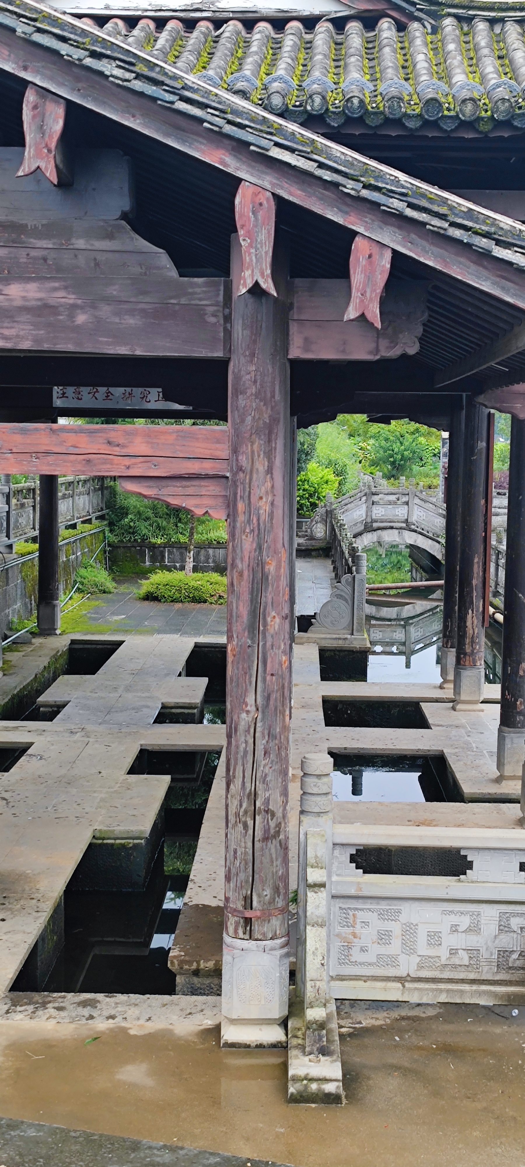 沉淀的历史文化 去年在腾冲租住毗邻西董的世纪城腾锦苑,早晨到董官村