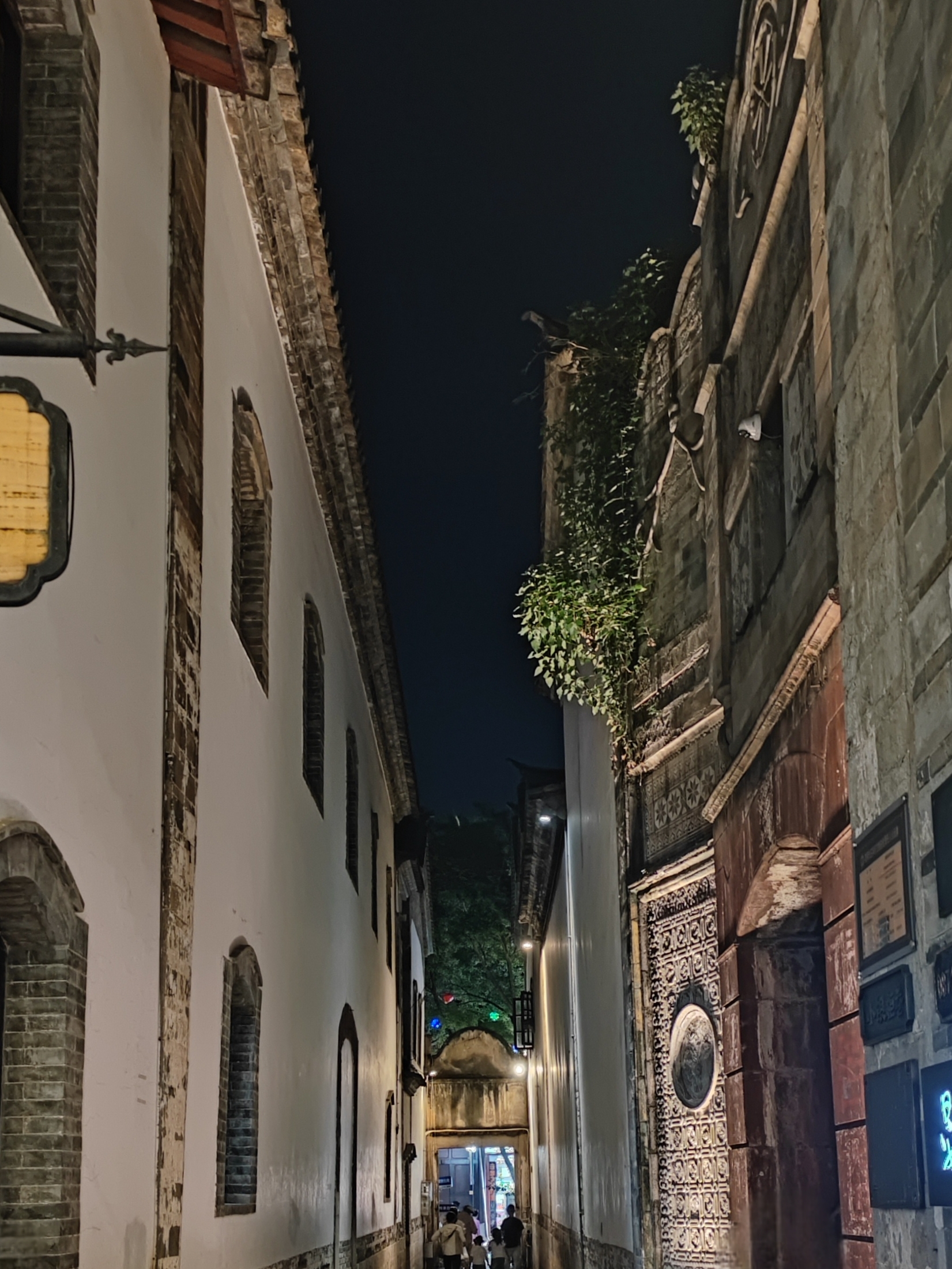 不"老"的昆明老街      昆明老街看着不"老",现代气息浓烈,吃云南美食