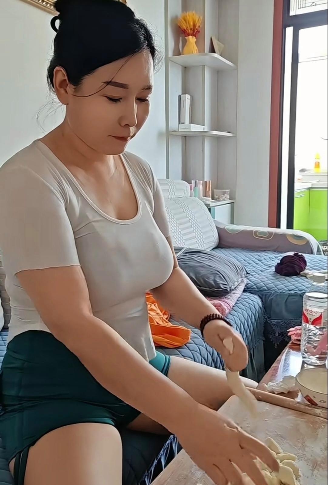 邻居的黄大嫂真是个能干的好女人,刚洗凉好衣服,马上又用粉做起南瓜饼