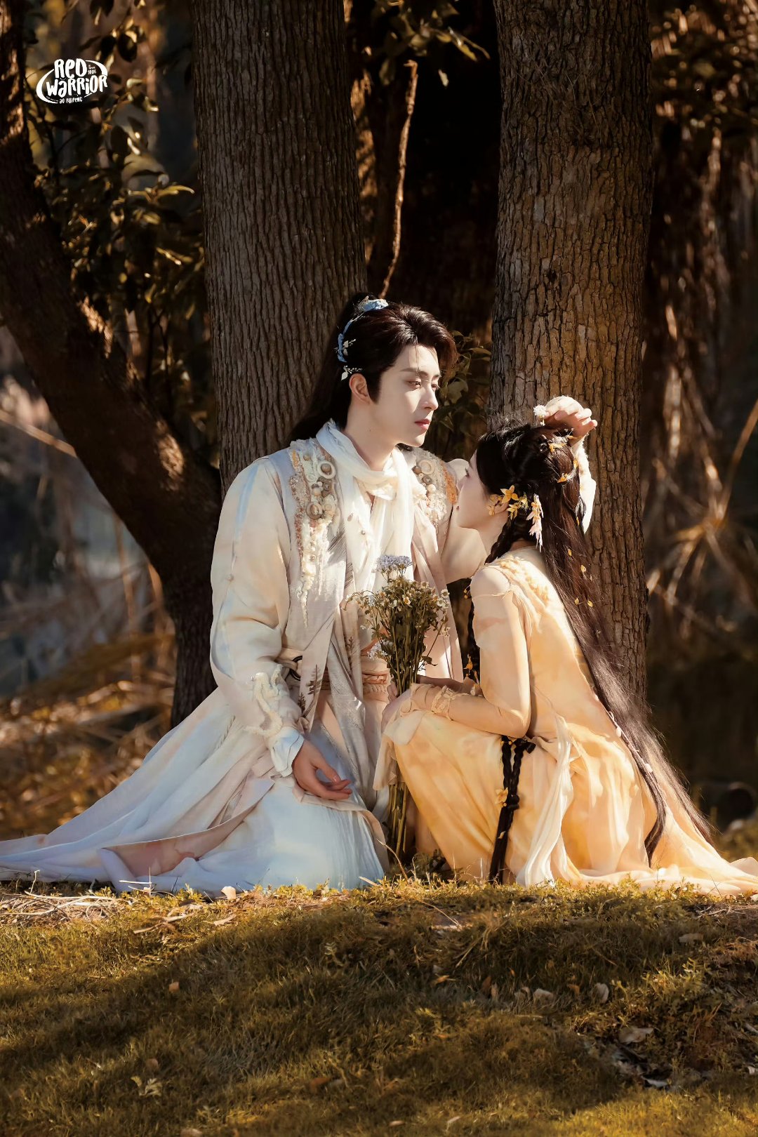 在竹林深处,捕捉到古装情侣的浪漫瞬间,仿佛穿越千年,只为寻找这份