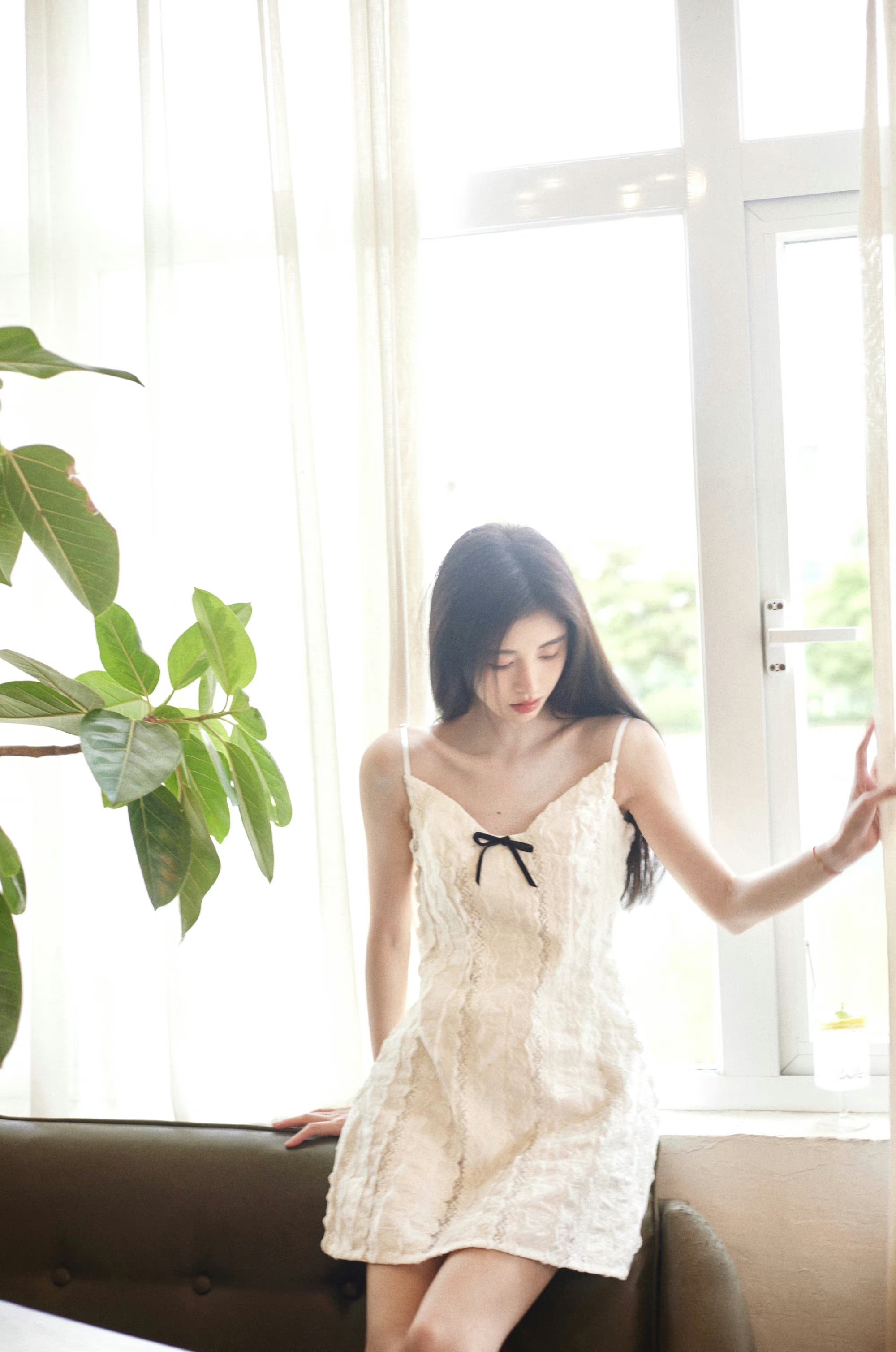鞠婧祎白色吊带裙写真,好温柔的感觉!又有点清冷感氛围好绝,爱了爱了!
