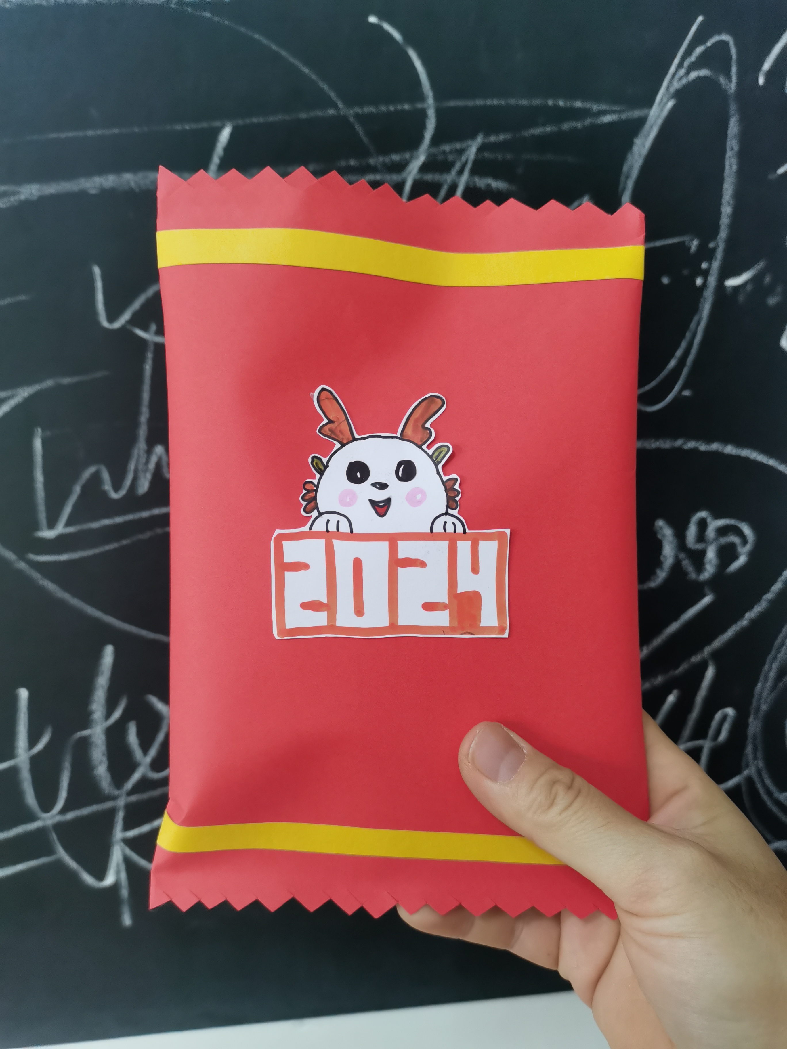 制作步骤: ①在一张a4红色卡纸上贴两道黄色长条