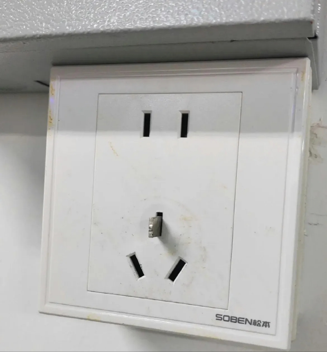 下午拔电源插座时候不小心拔断了,第一次遇到这情况怎么搞?