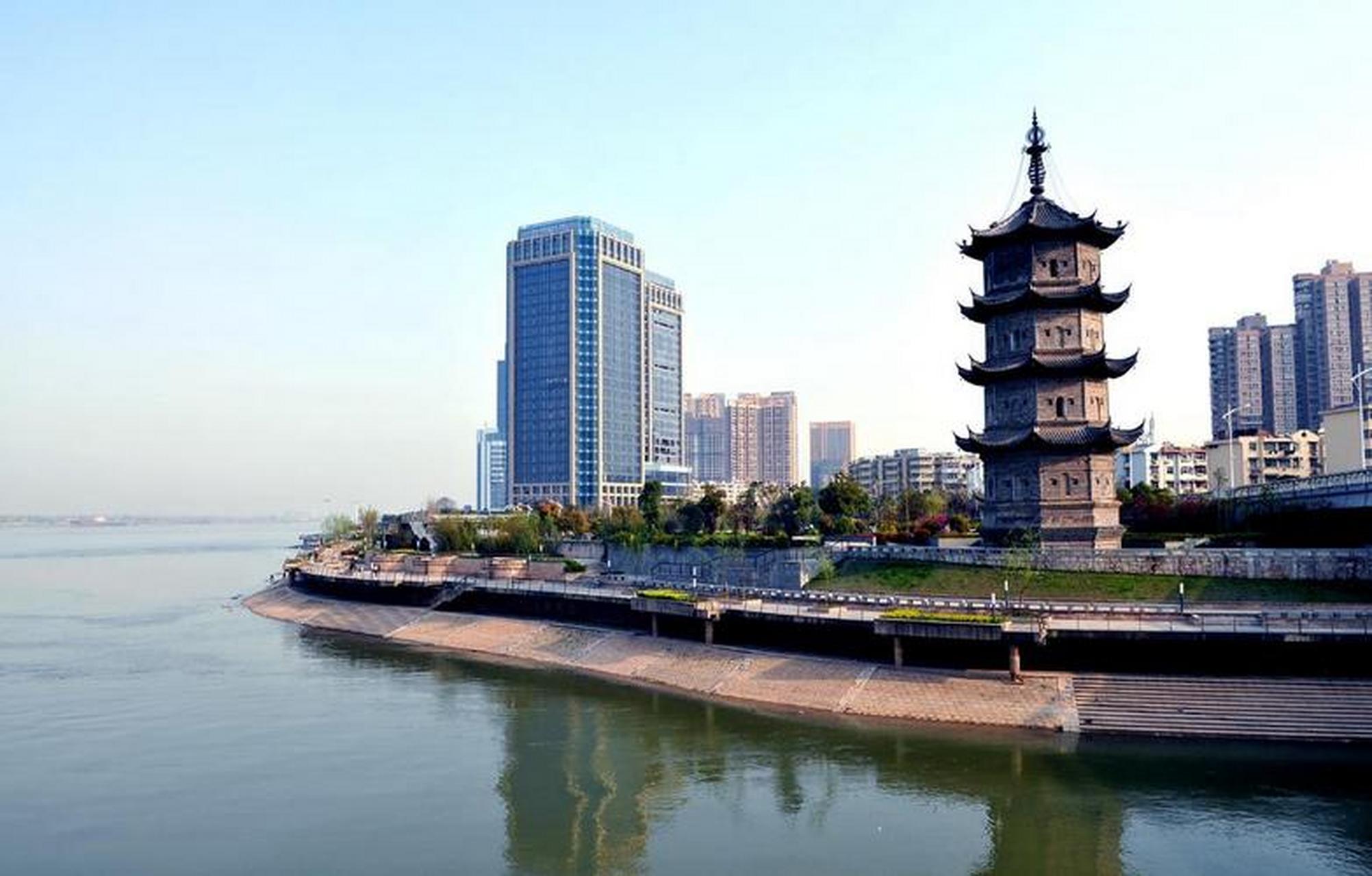 《芜湖青弋江赋》  青弋江水黄山颠, 源头清溪美溪泉.