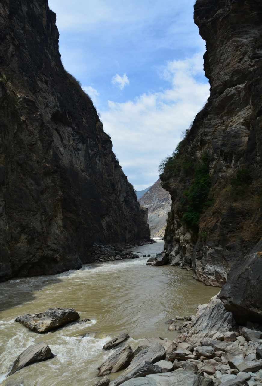 位于云南迪庆香格里拉虎跳峡镇.虎跳峡元代前称越灭根关.
