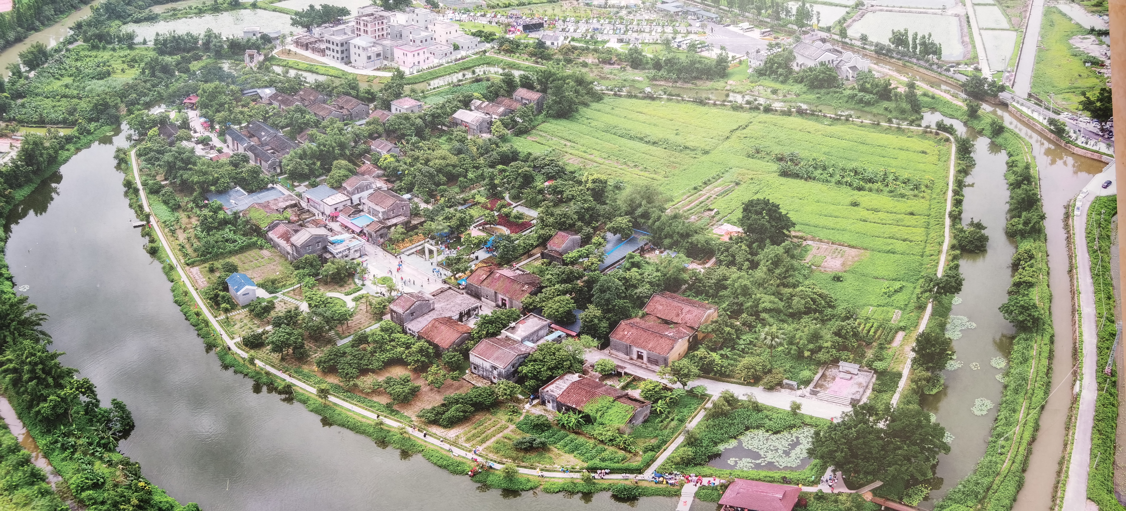 接霞庄位于珠海斗门区斗门镇接霞村,是一个充满乡村风情和自然美景的