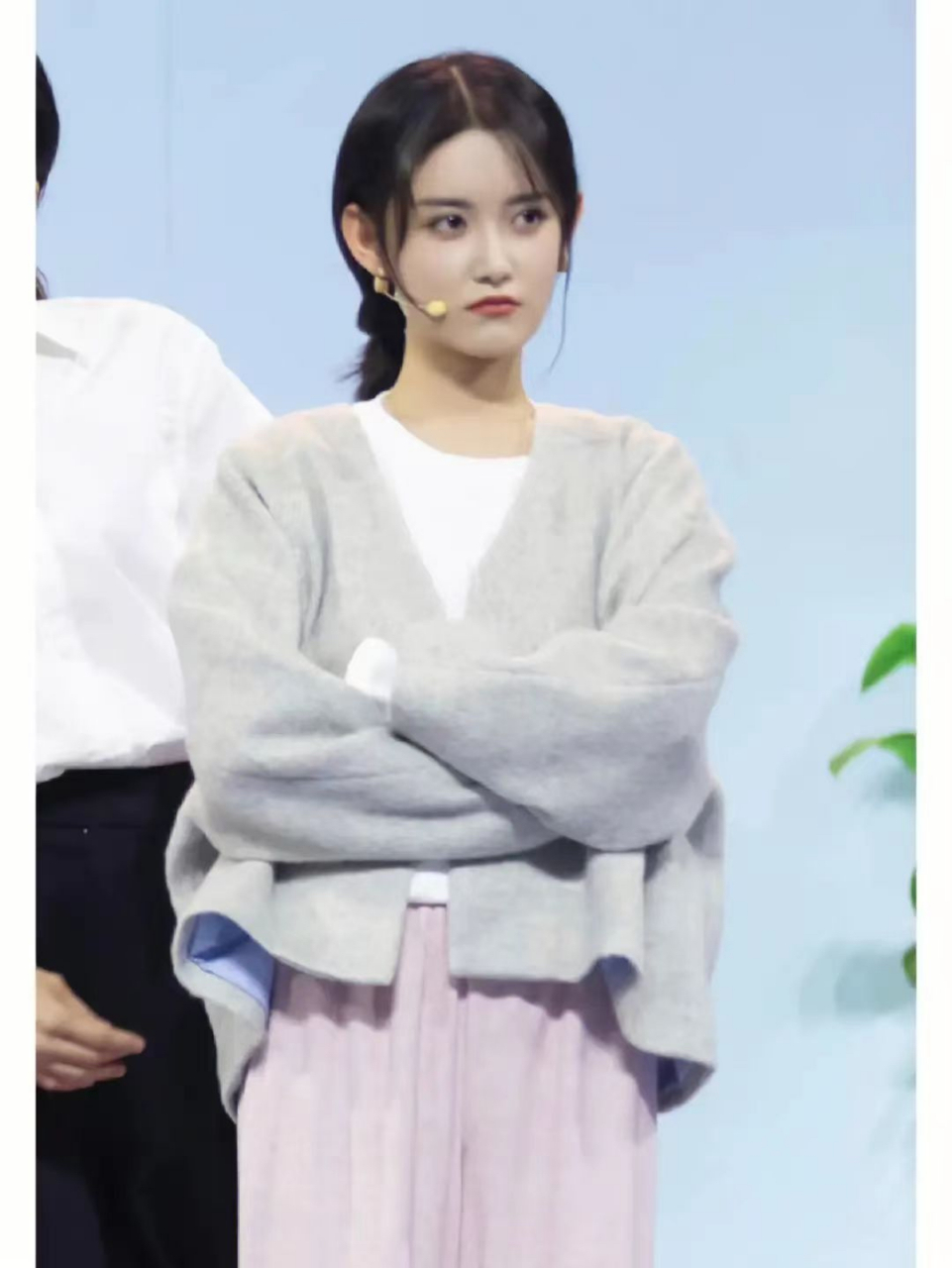 1,蒋依依她现在资源也不怎么样.