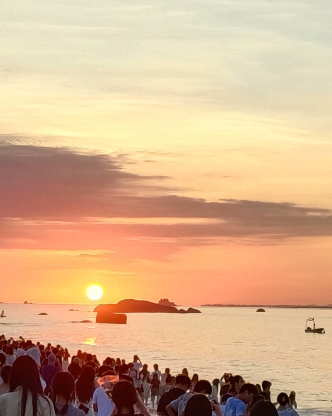 海上日出,好美好美,真的像课本里写的一样:眨眼间太阳就出来更多.