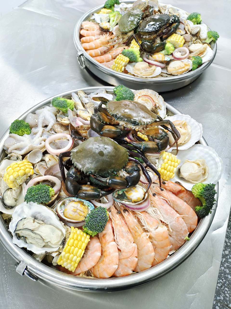 红河州弥勒市红河水乡蟹小蛙海鲜大咖,一家专做麻辣的店,主营海鲜大咖