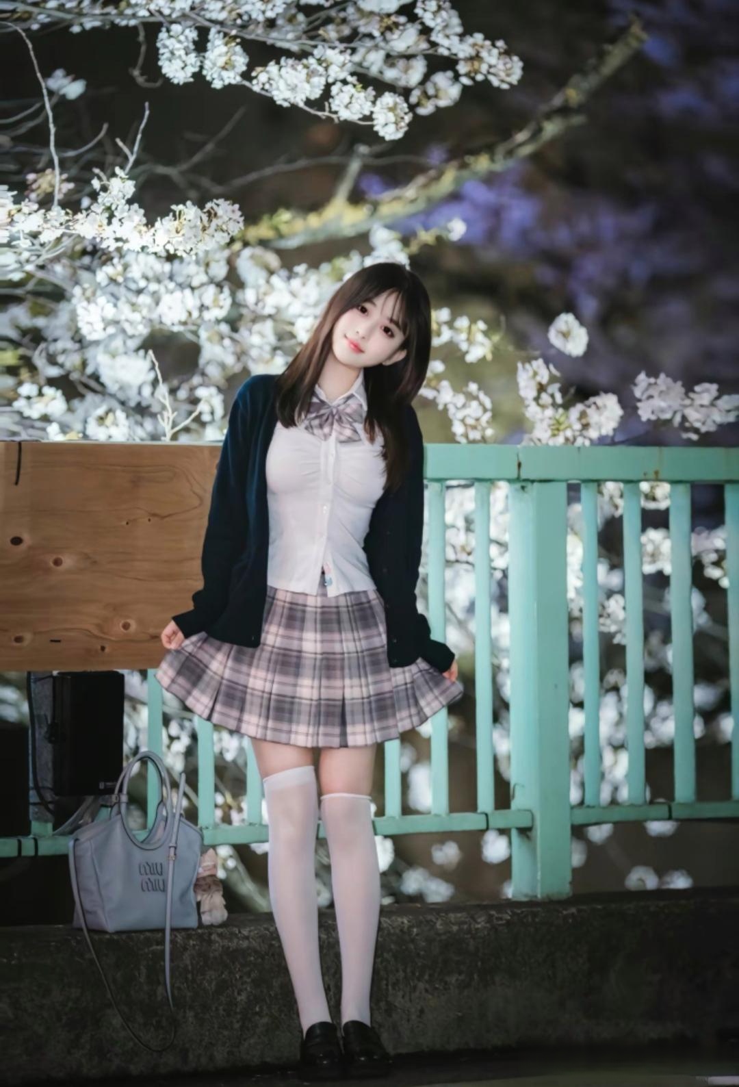 黑色外套与白色长袜[得意],感觉真是时尚又优雅,那种温柔贤惠的感觉