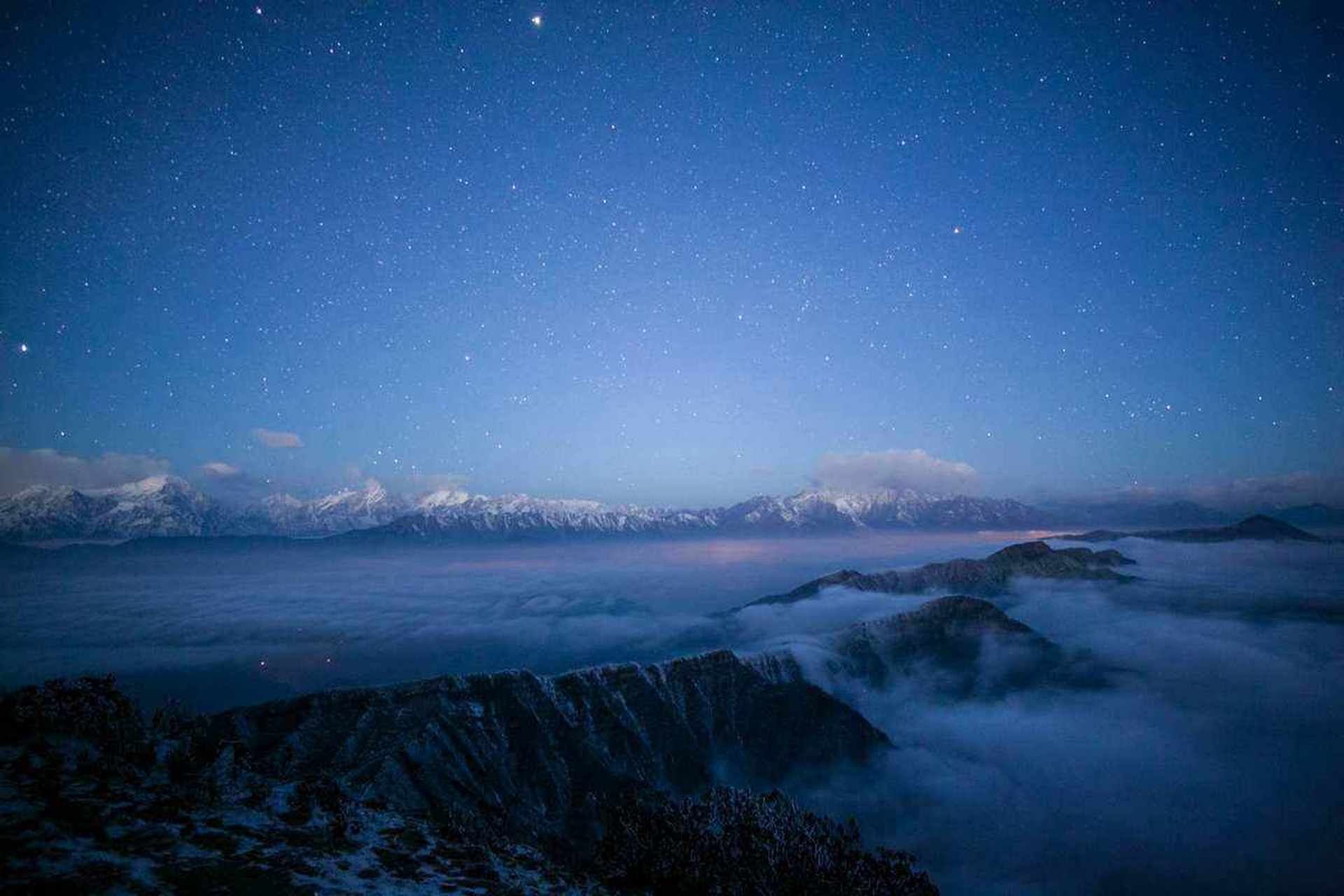 牛背山上看云海