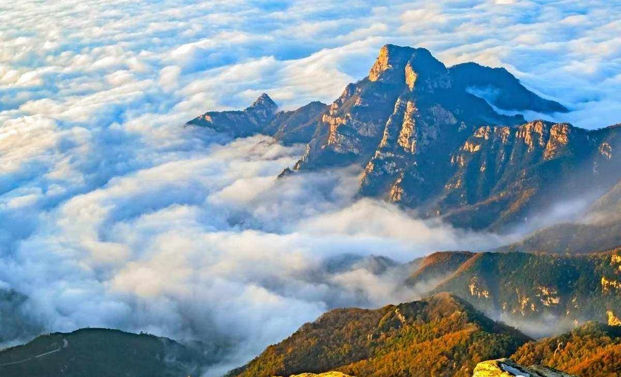 登上泰山山顶,俯瞰着整个世界,内心充满激动和感慨,这一刻,所有的努力