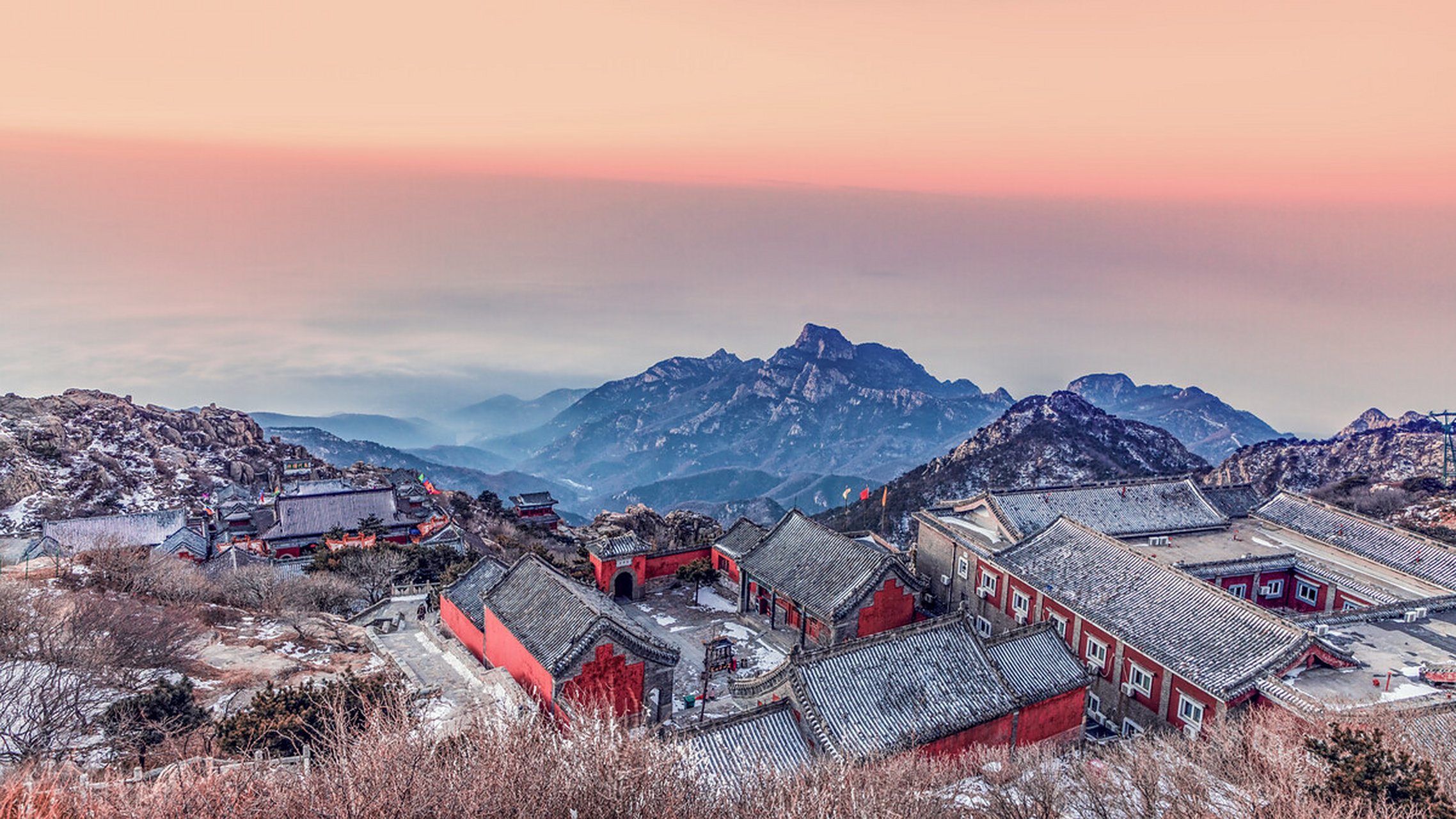 登上泰山山顶,俯瞰着整个世界,内心充满激动和感慨,这一刻,所有的努力